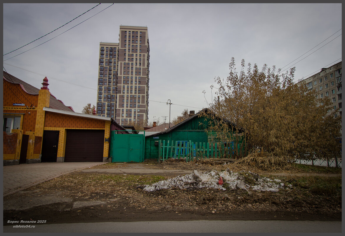 Старый, уставший, деревянный дом. - Борис Яковлев