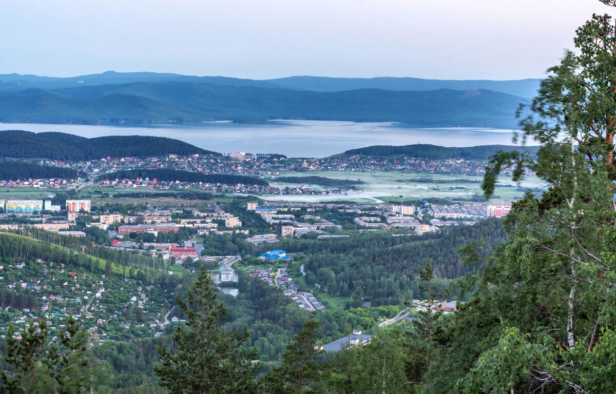 Перед рассветом (04:03). Ильменский хребет, г. Миасс, Машгородок, поселок и озеро Тургояк. - Алексей Трухин
