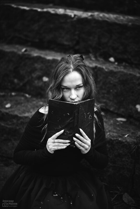 Девушка с книгой - Александр Морозов