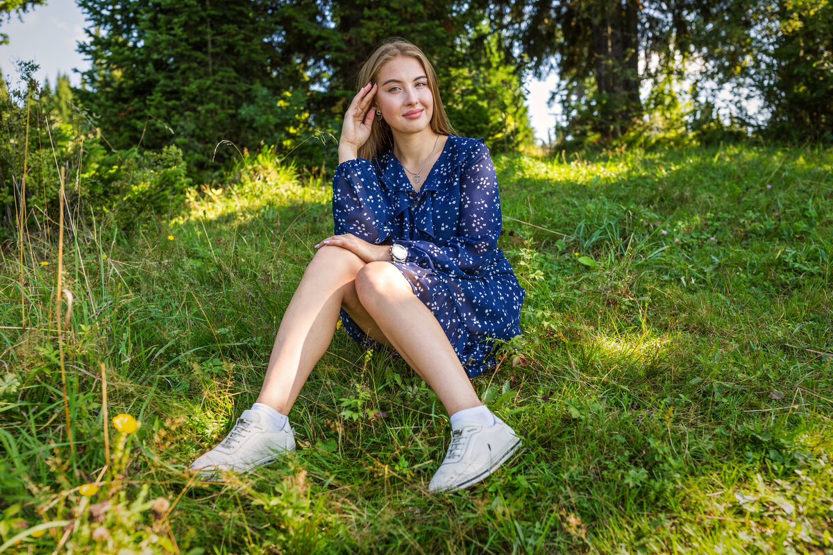 Девушка на полянке - Сергей Винтовкин Девушка на полянке - Сергей Винтовкин