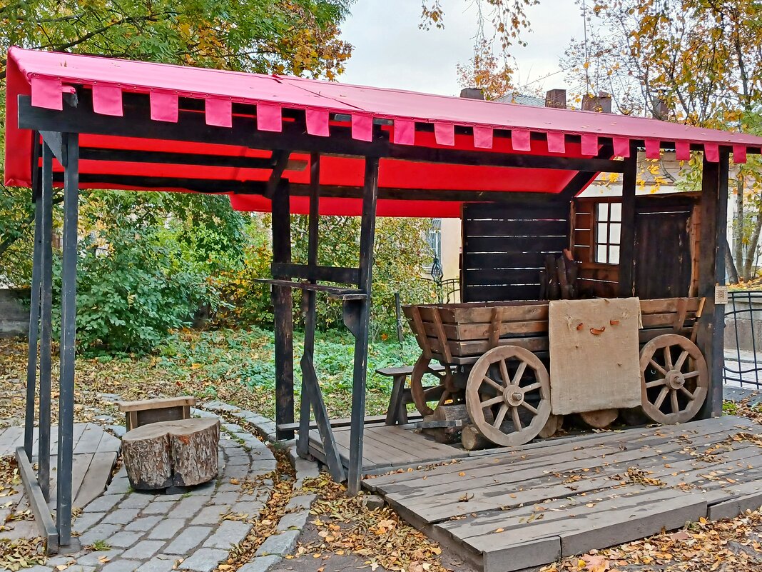 У музея "Дом Рыцаря" - Лия ☼