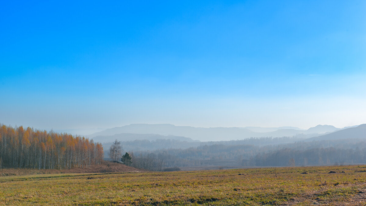 В синей дымке. - Михаил Соколов
