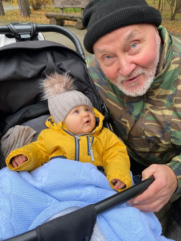 С внуком. - Василий Капитанов