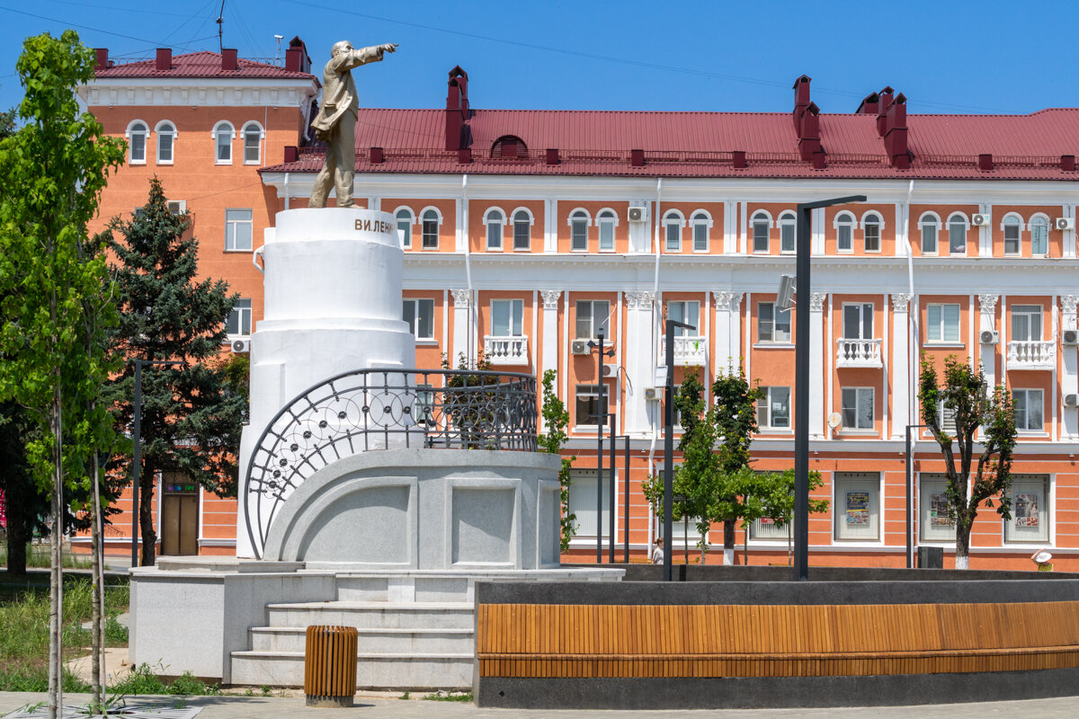 В моем городе Ленин указывает на ювелирный магазин - Игорь Сикорский