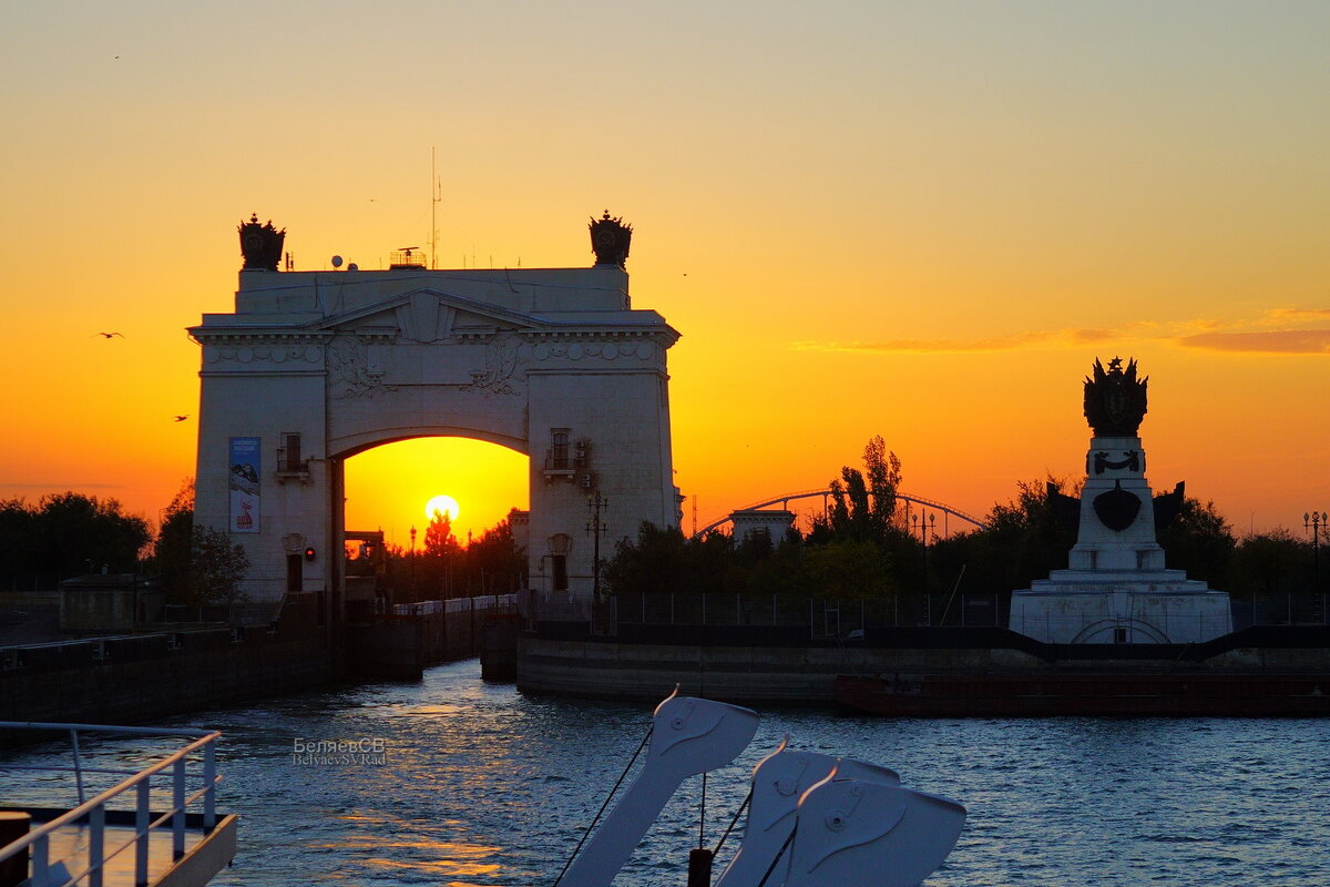 Выход из шлюза на закате дня - Сергей Беляев