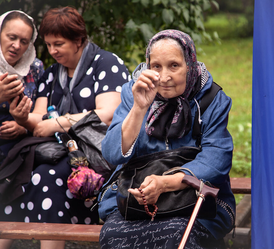 Я перекрещу тебя фотограф, а потом и улыбнусь! - Лилия *