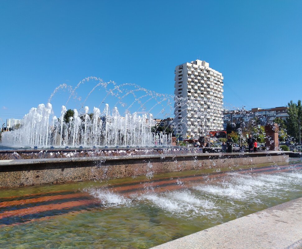 Самара. Светомузыкальный фонтан " 40 лет Победы в ВОВ" - Надежда 