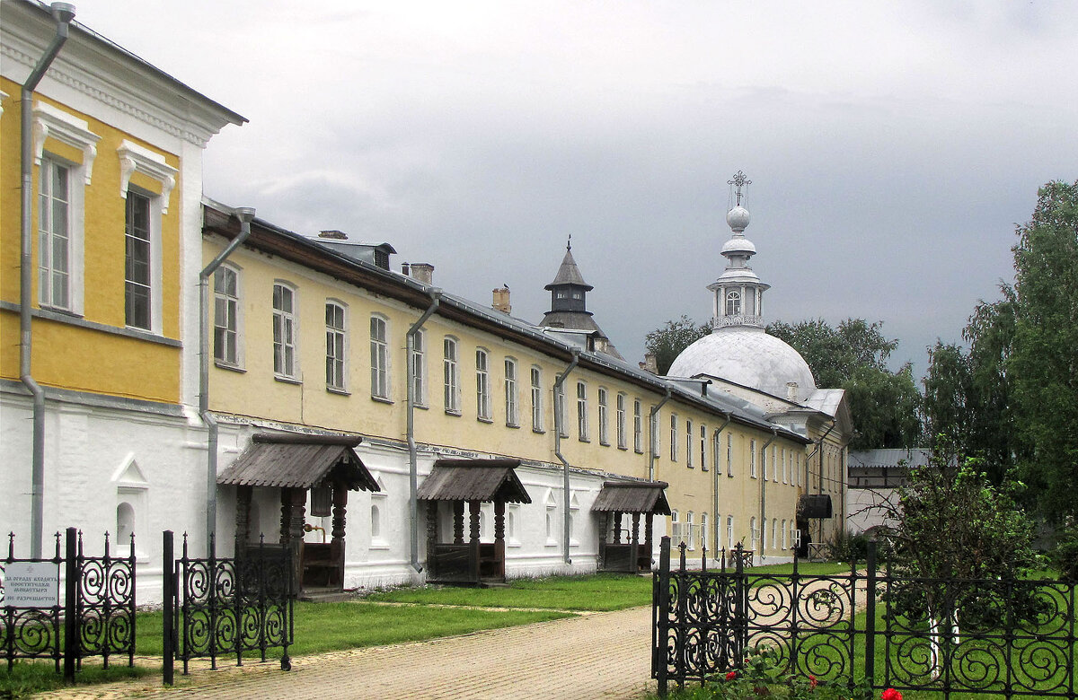 Келарский корпус и Храм Всех Святых - Александр Ильчевский 