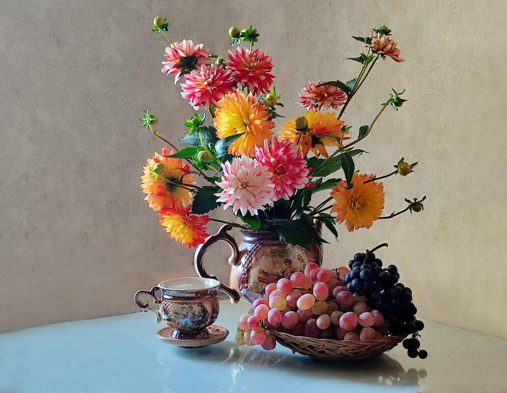 Георгины и виноград - Валентина Богатко 