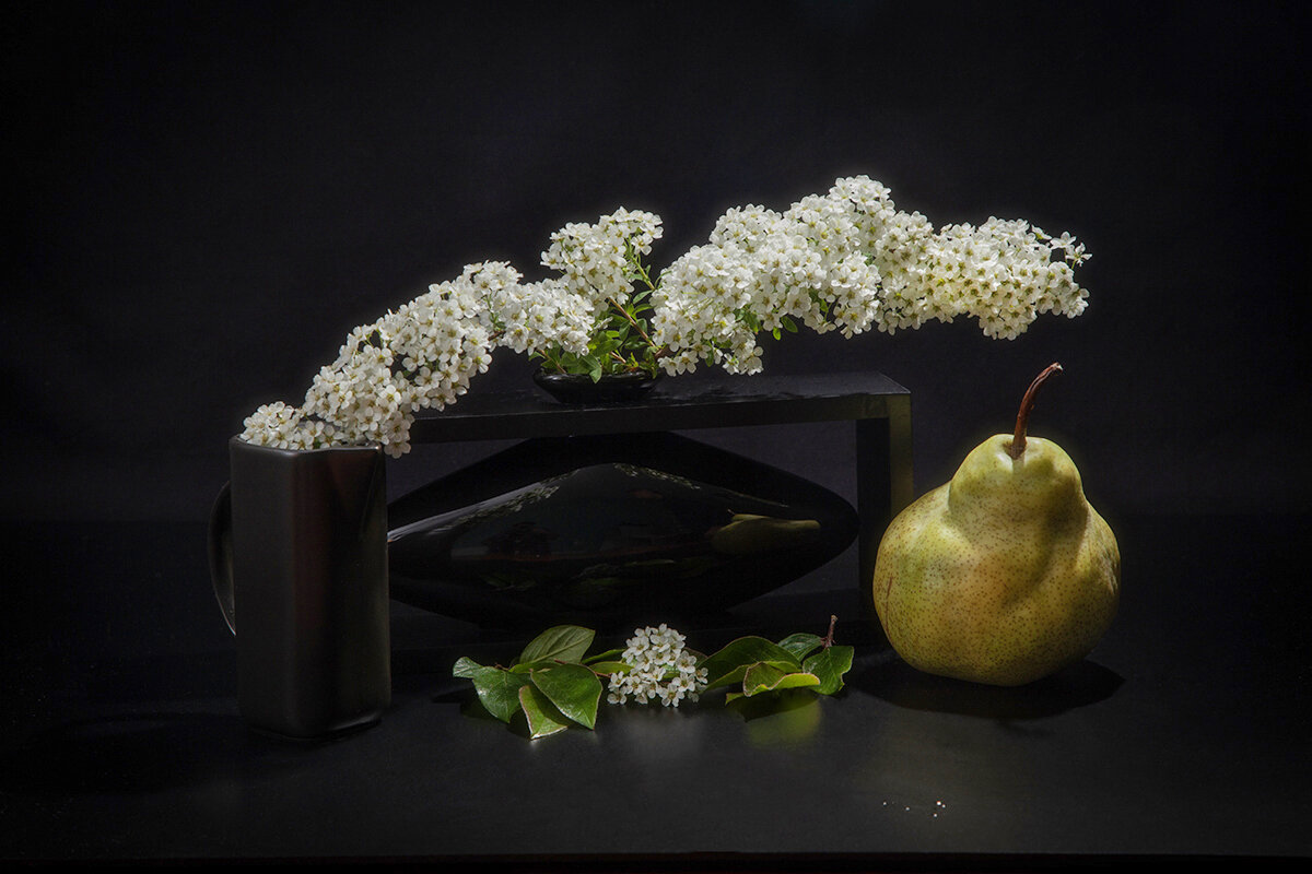 Натюрморт со спиреей и грушей. - Лилия *