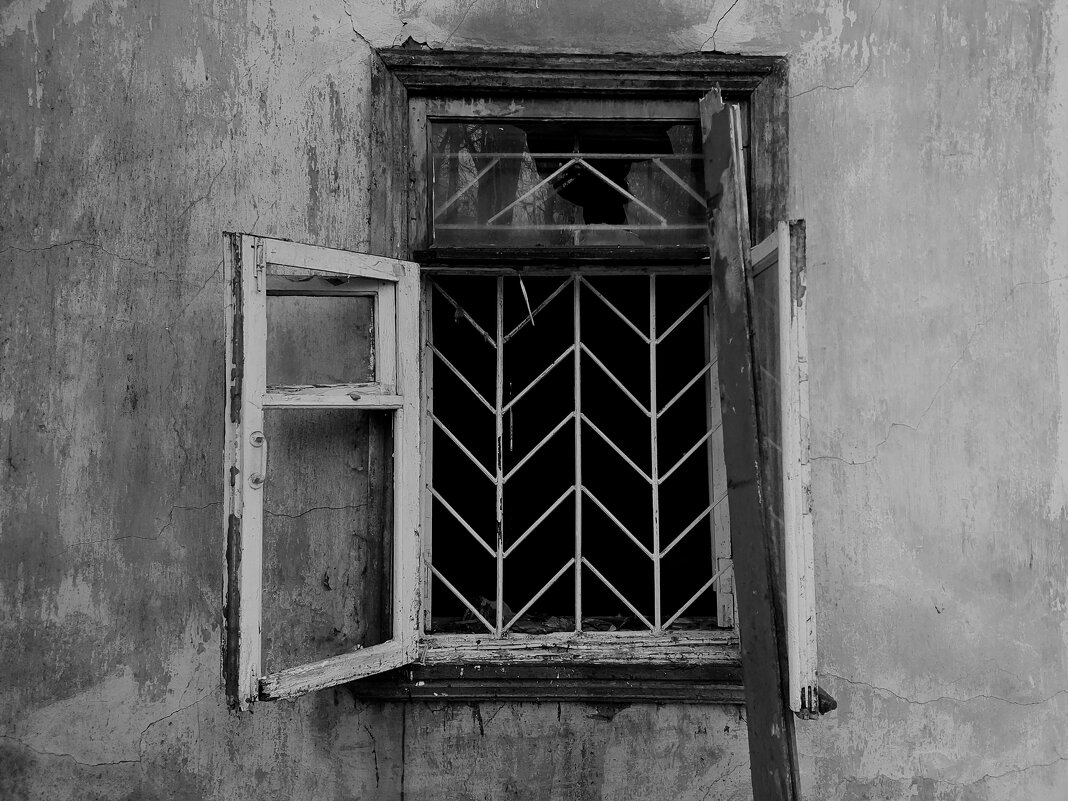 пустые глазницы окон, как печальное напоминание о былом - Артём 