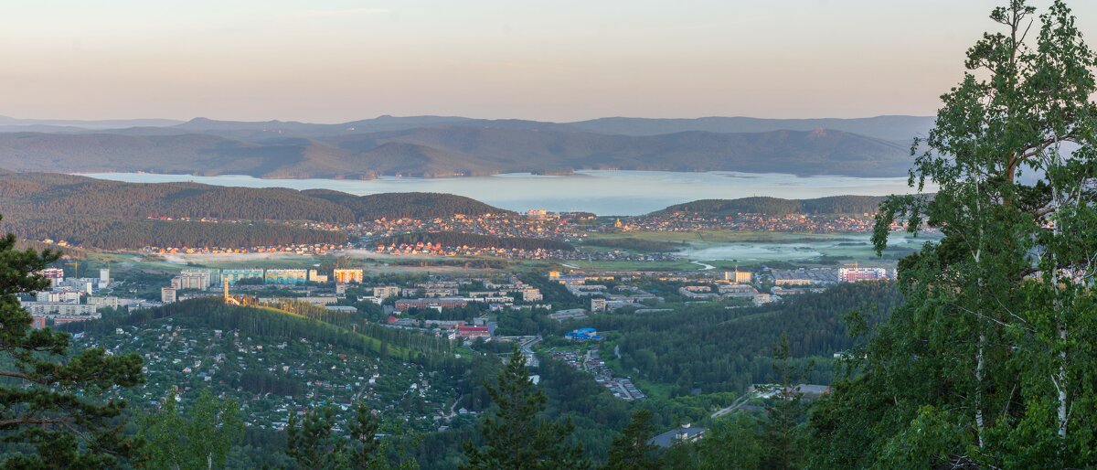 Рассвет на Миассом (04:58). Ильменский хребет, г. Миасс, Машгородок, поселок и озеро Тургояк (панора - Алексей Трухин Рассвет на Миассом (04:58). Ильменский хребет, г. Миасс, Машгородок, поселок и озеро Тургояк (панора - Алексей Трухин