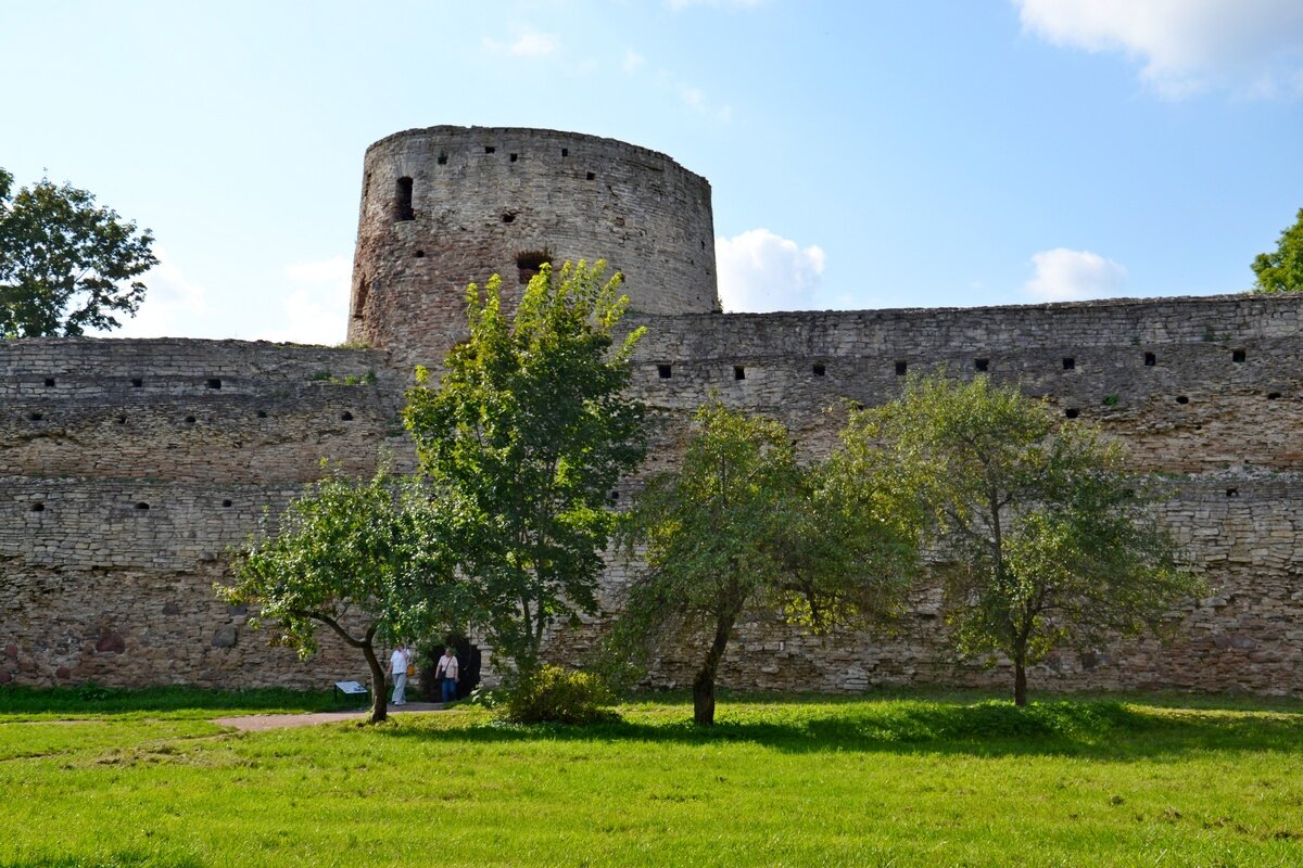 Изборская крепость - главный форпост Средневековой Руси здесь - Виктор Осипчук