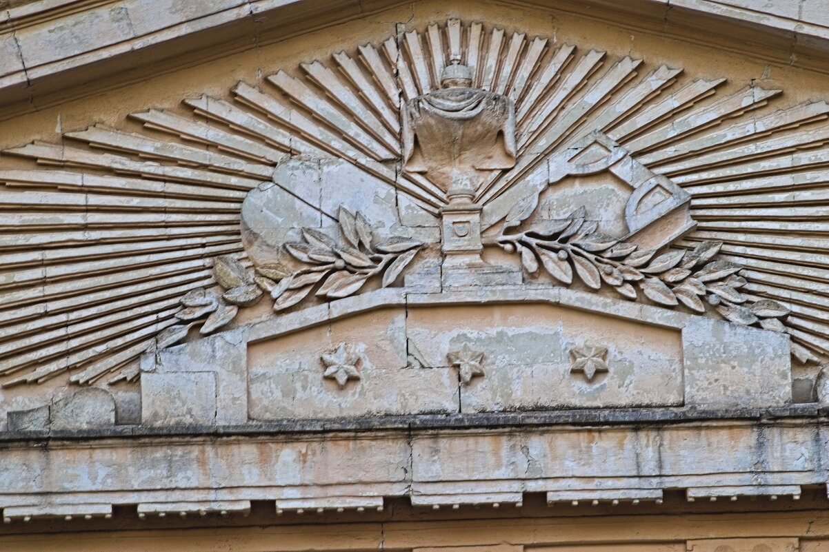 Лепнина над входом в храм - Giant Tao /