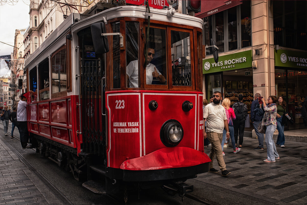 Прибытие трамвая) - Лилия . Прибытие трамвая) - Лилия .