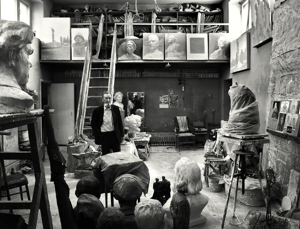 Скульптор в мастерской - СЮ 