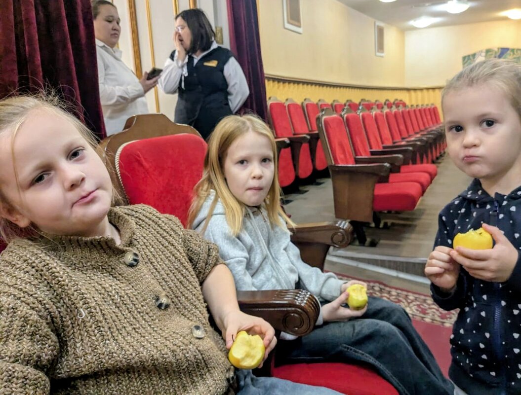 Театральная жизнь - Андрей Хлопонин