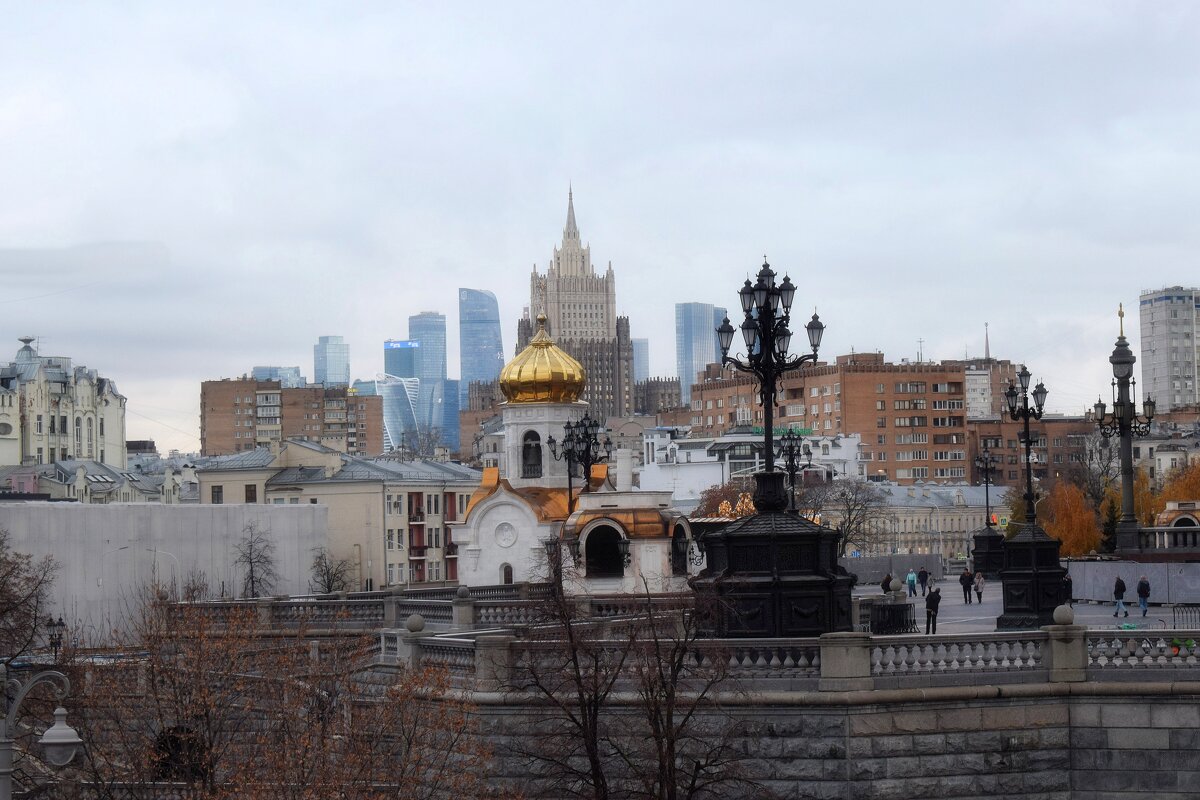 Вид на Преображенскую церковь с Патриаршего моста. - Татьяна Помогалова Вид на Преображенскую церковь с Патриаршего моста. - Татьяна Помогалова