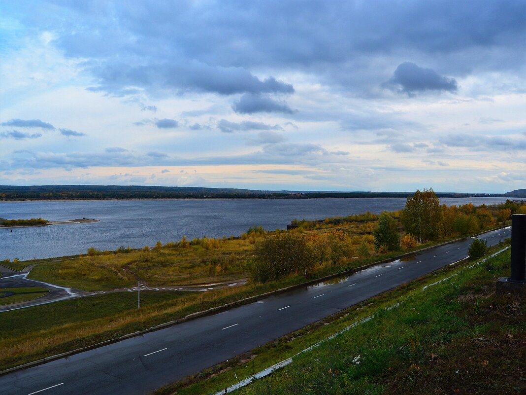 Новочебоксарск. Река Волга осенним пасмурным утром. - Пётр Чернега