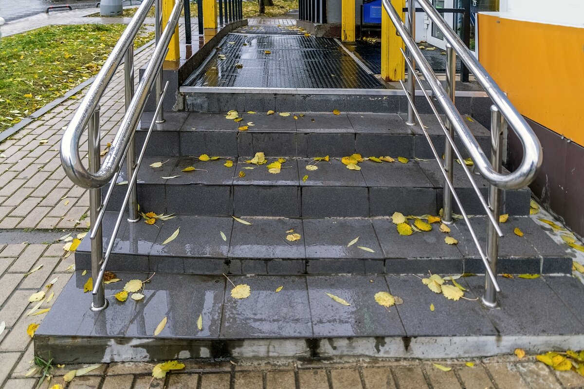 Промозглый день! Зайду, куплю что-нибудь согревающее! - Валерий Иванович