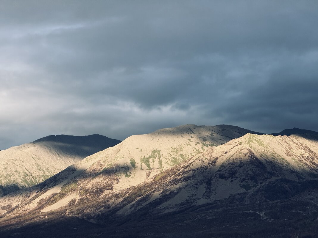 Горные вершины в лучах солнца - Дмитрий Сычевский Горные вершины в лучах солнца - Дмитрий Сычевский