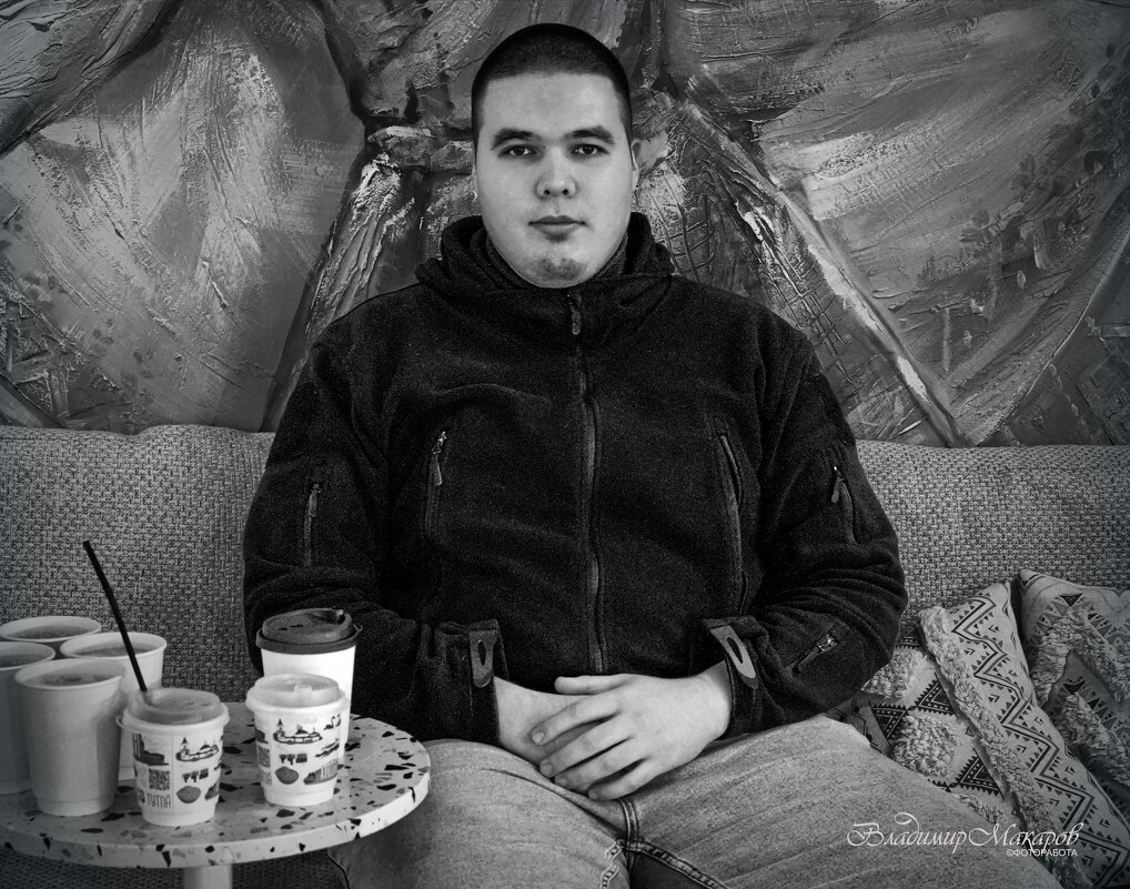 "Студент Коля. В кафе"© - Владимир Макаров