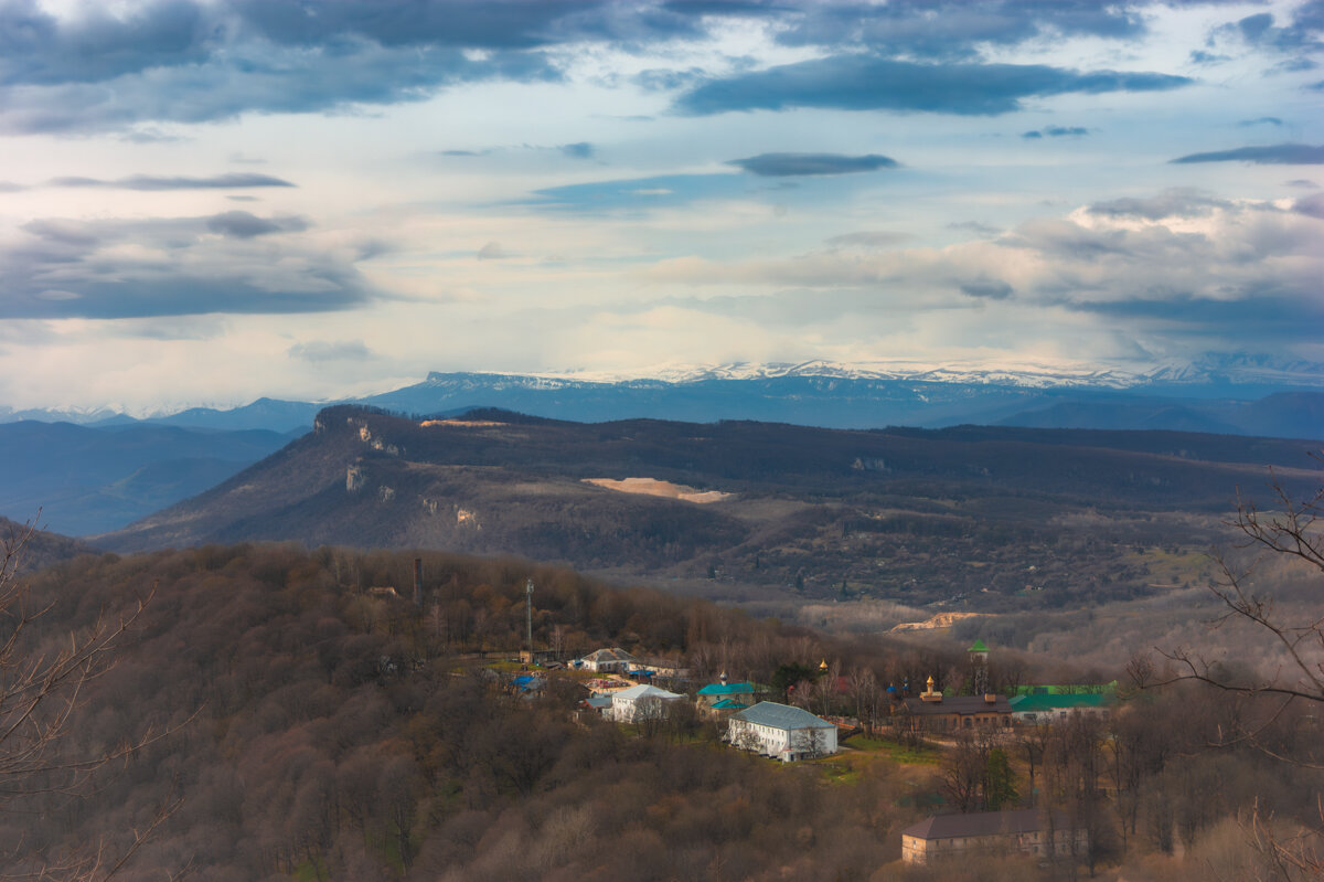 На переднем плане Свято-Михайловский мужской монастырь - Игорь Сикорский