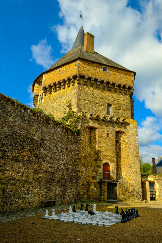 Квадратная башня замка Сийе-ле-Гийом - Георгий А Квадратная башня замка Сийе-ле-Гийом - Георгий А