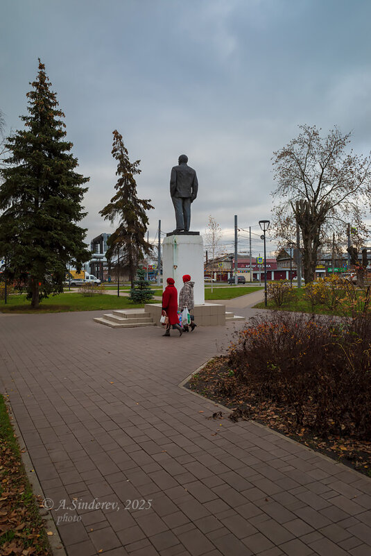 У памятника - Александр Синдерёв