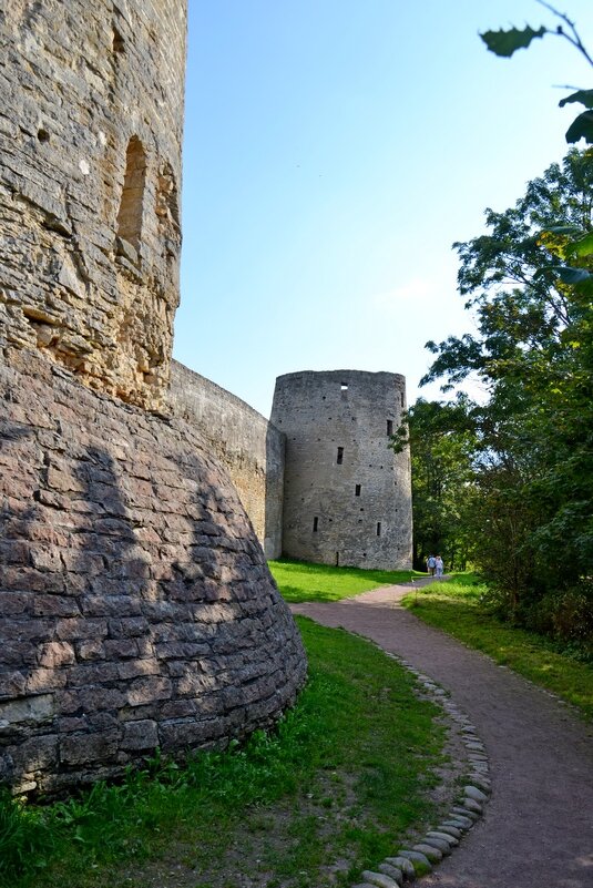 Изборская крепость - главный форпост Средневековой Руси - Виктор Осипчук Изборская крепость - главный форпост Средневековой Руси - Виктор Осипчук