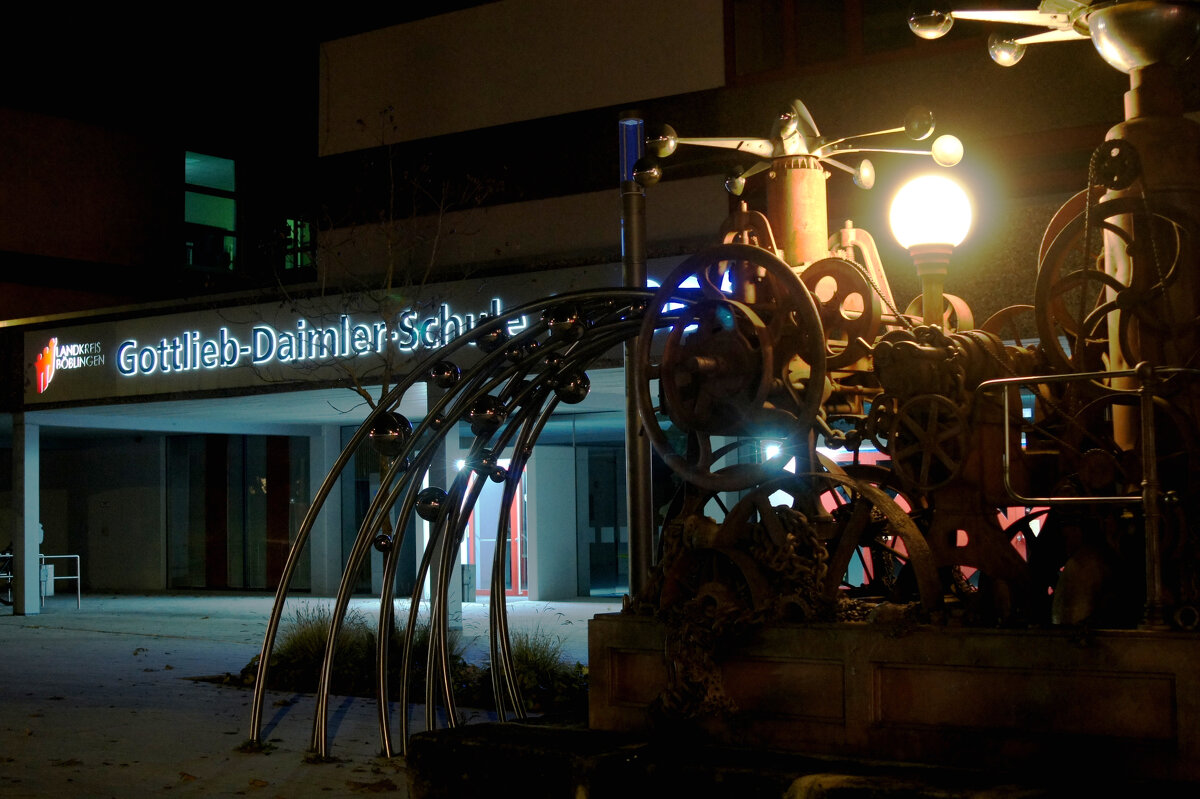 У автомобилестроительного техникума Зиндельфингена - Сергей Порфирьев У автомобилестроительного техникума Зиндельфингена - Сергей Порфирьев