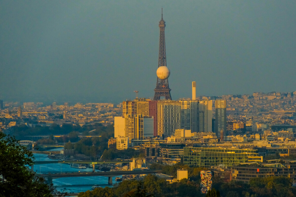 "Луна слишком низку спустилась" - Георгий А