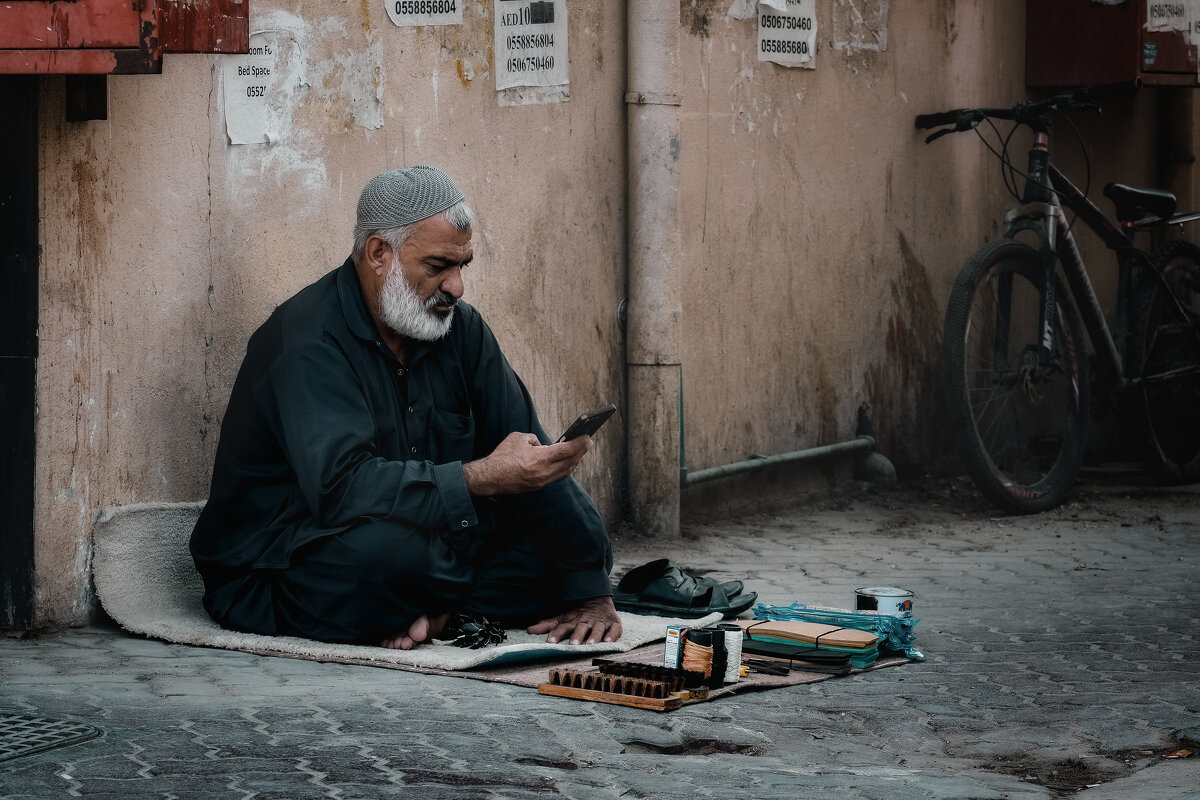 ЧИСТИЛЬЩИК ОБУВИ(АДЖМАН ОАЭ) - Александр 