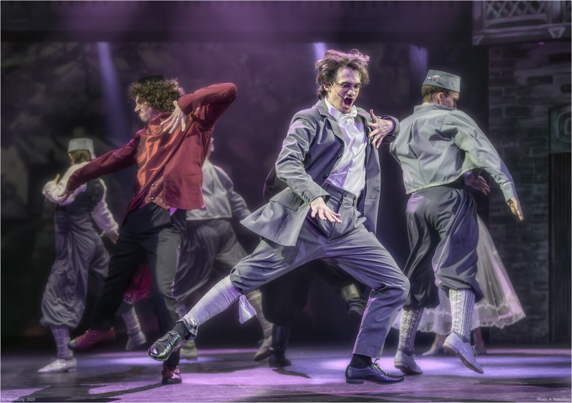 Танцы. Сцена из спектакля "Ханума". - Александр Максимов