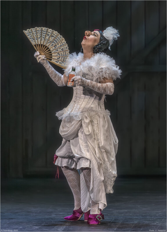 Актриса з. а. Санкт-Петербурга Наталья Парашкина в роли переодетой Ханумы в сцене “Смотрины“. - Александр Максимов Актриса з. а. Санкт-Петербурга Наталья Парашкина в роли переодетой Ханумы в сцене “Смотрины“. - Александр Максимов