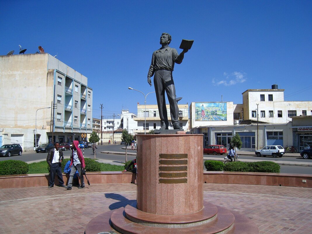 Памятник А.С Пушкину в Асмэре, Эритрея. - unix (Илья Утропов) Памятник А.С Пушкину в Асмэре, Эритрея. - unix (Илья Утропов)