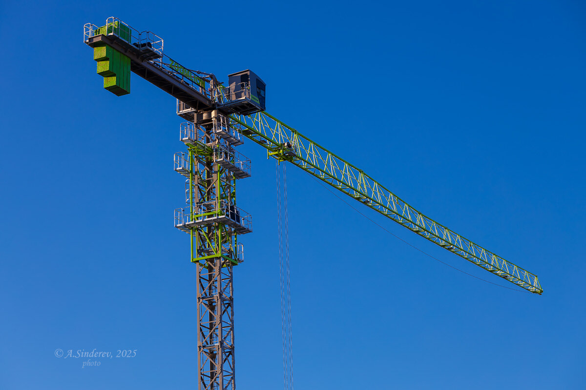 Строительный кран на фоне неба - Александр Синдерёв