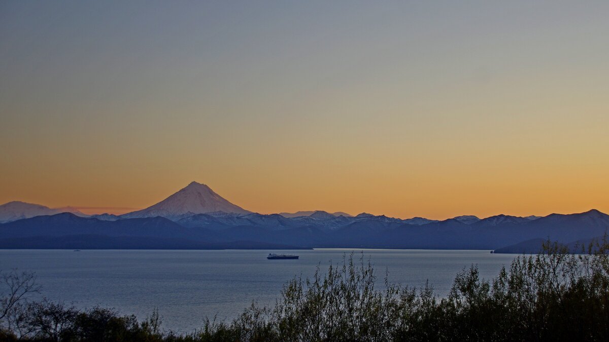 Вечер в Авачинской бухте - Сергей Швечков Вечер в Авачинской бухте - Сергей Швечков