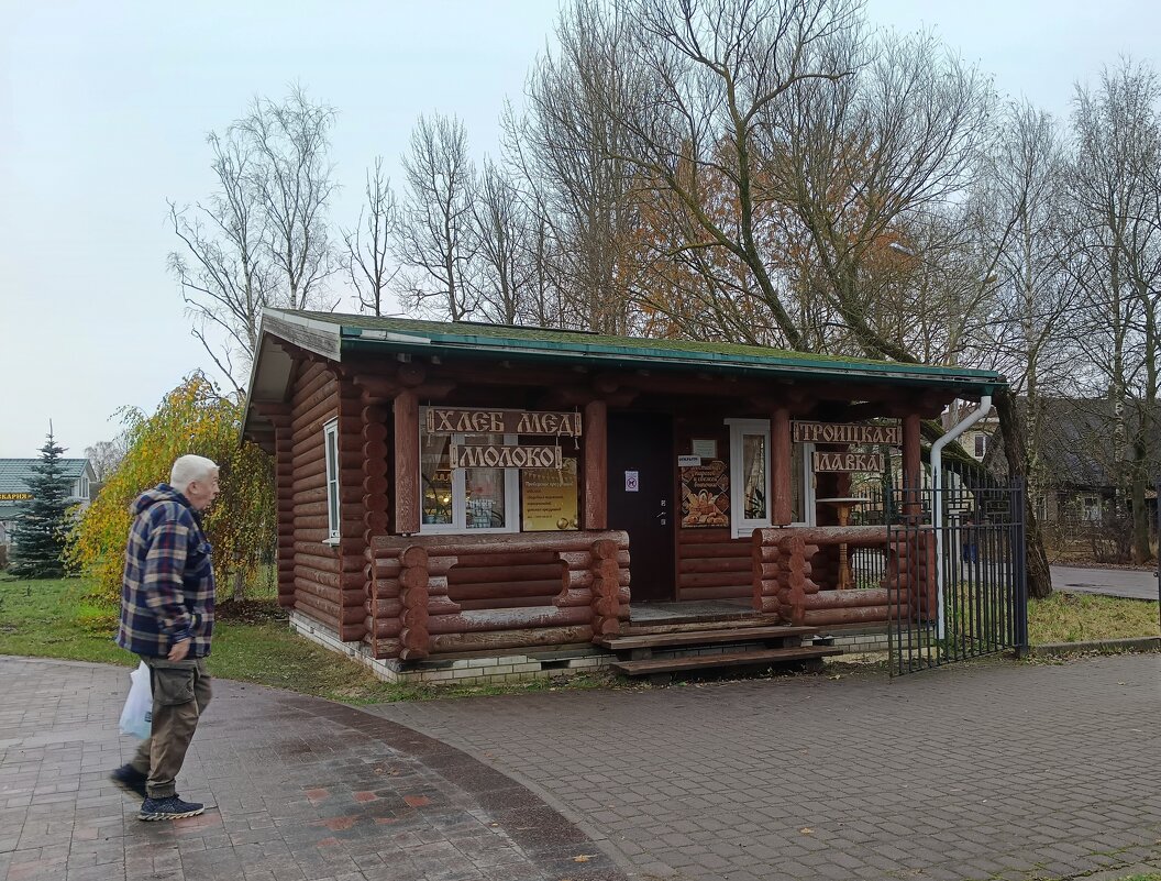 У церковной лавки - Мария Васильева