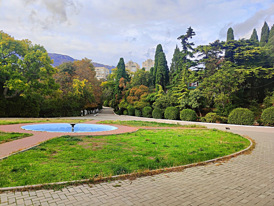 Фонтан перед Голицынским дворцом на территории санатория "Пестово" в посёлке Гаспра. - Виктор Мухин