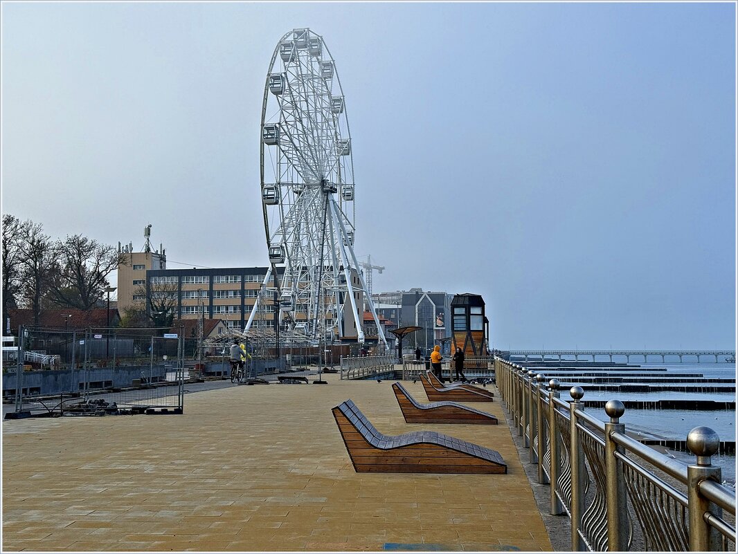 Осеннее утро на променаде. - Валерия Комова