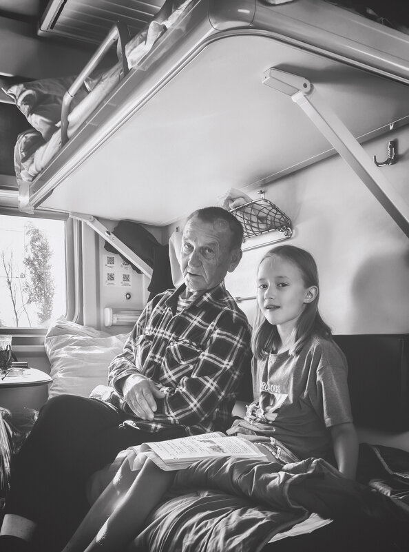 Попутчики — дедушка и внучка (чб) - Сергей Царёв