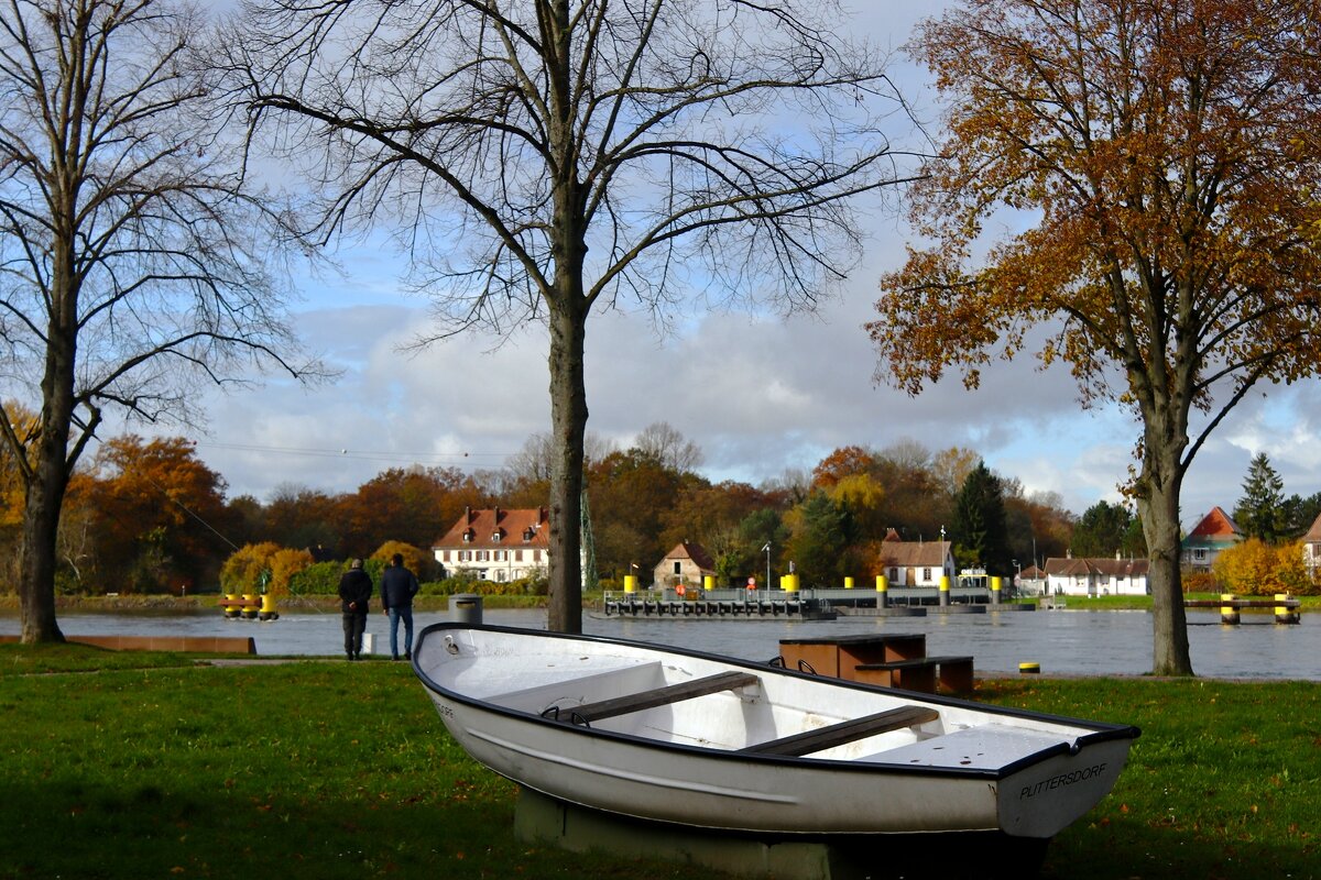 Лодка с видом на Францию - Юрий. Шмаков Лодка с видом на Францию - Юрий. Шмаков