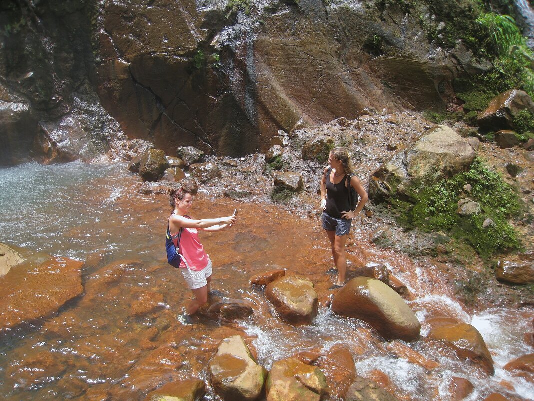 Французские девушки фотографирующиеся на фоне водопада Карбет. - unix (Илья Утропов)