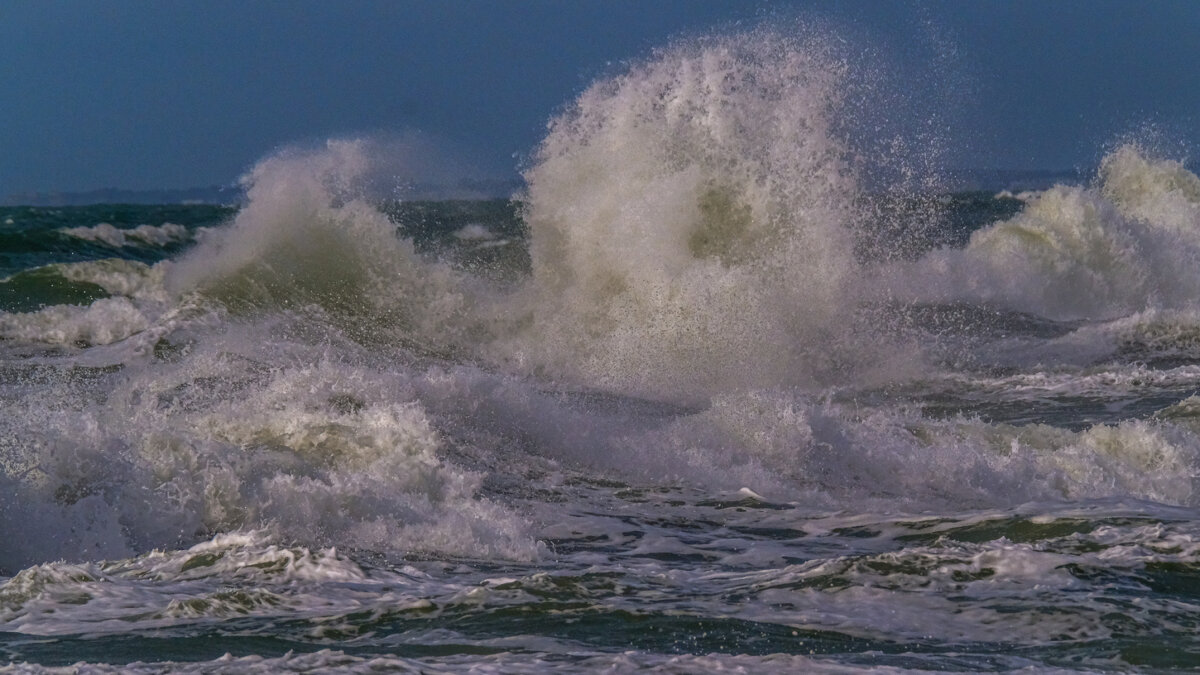 Что то беспокоит океан - Георгий А