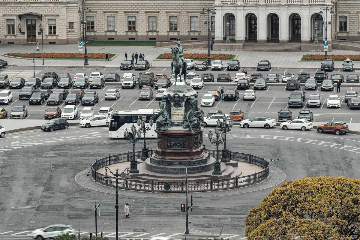 Вид на памятник императору с колоннады Исаакиевского собора - Константин Бобинский