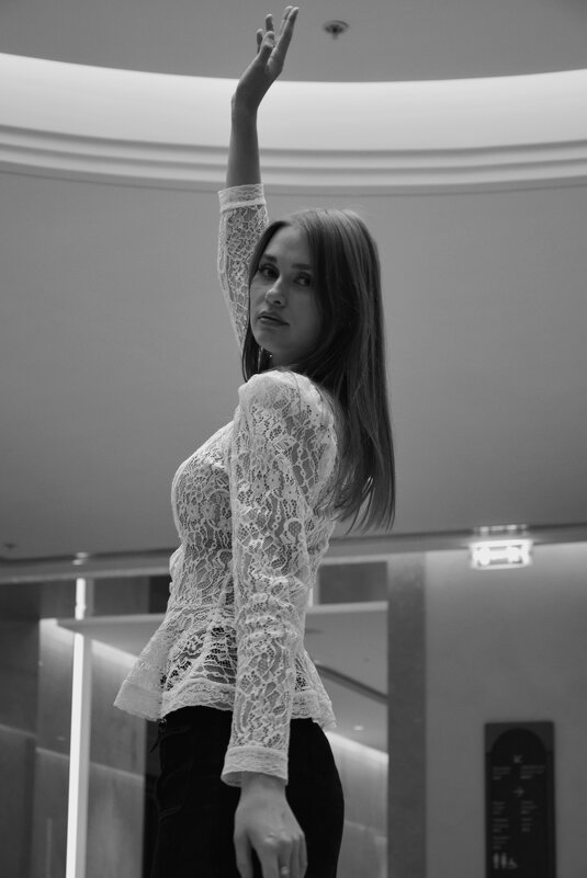 Девушка в холле - Мария Яковлева Девушка в холле - Мария Яковлева