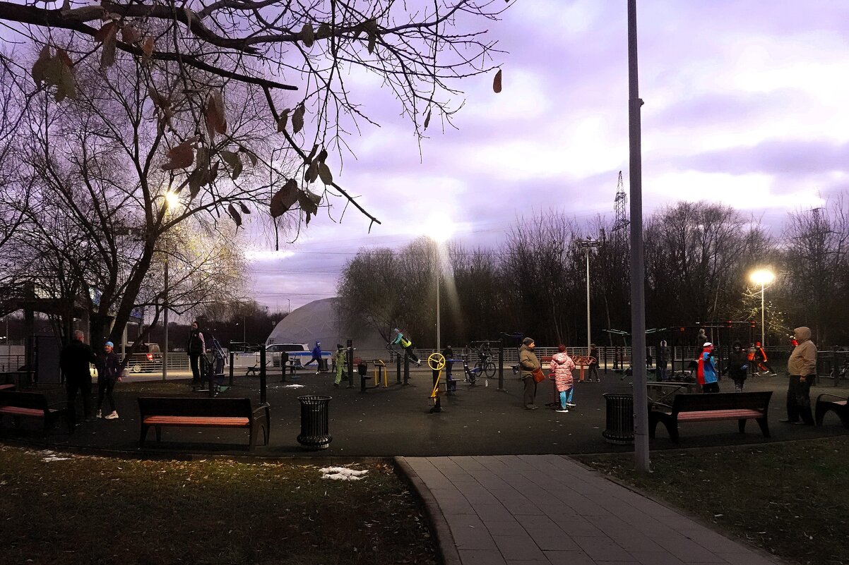 Вечер на площадке с тренажерами - Татьяна Помогалова