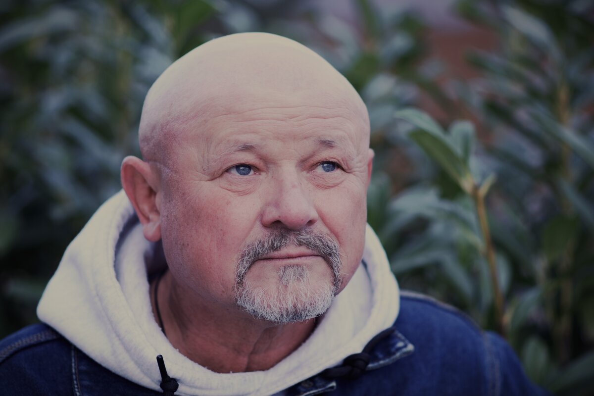 Лысый ка на аватарке. - Юрий Полторыхин.