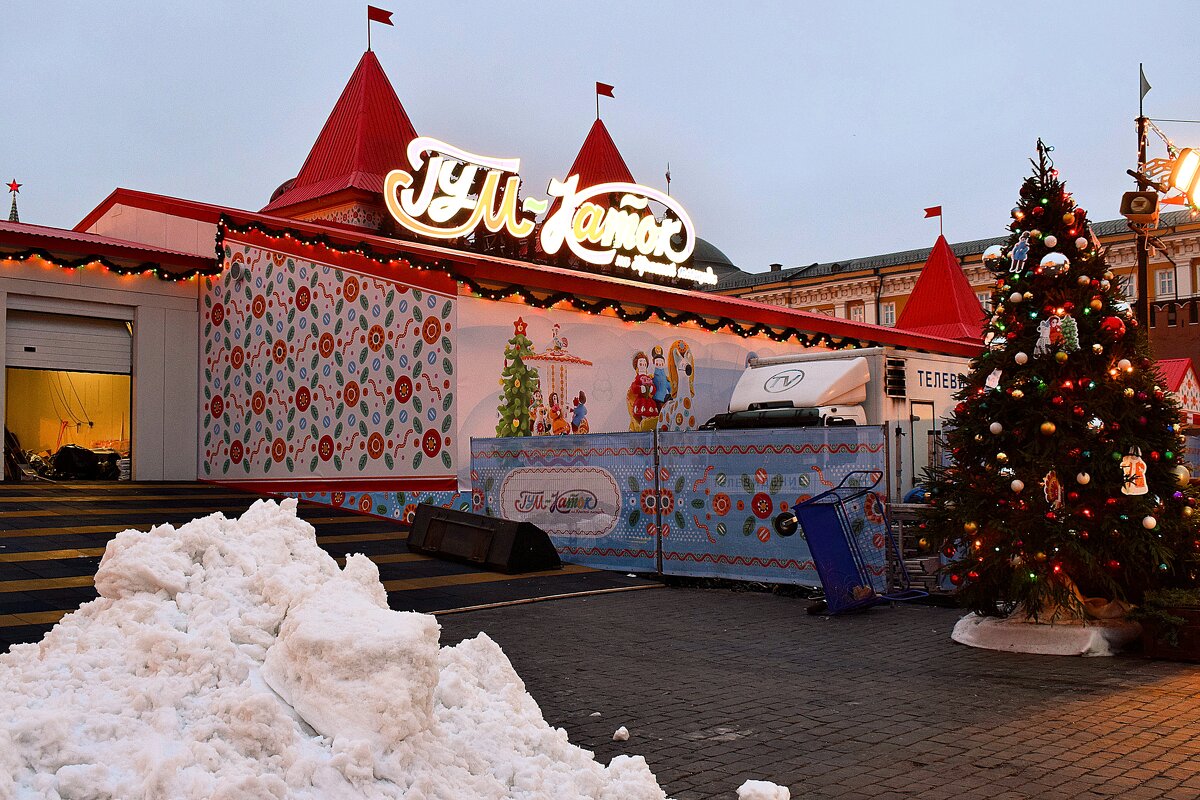 На Красную площадь завозят снег. - Татьяна Помогалова